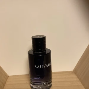Dior sauvage edt - Den är ca 90ml av 100ml Ca original pris 1200 Kan bytas eller förhandlas