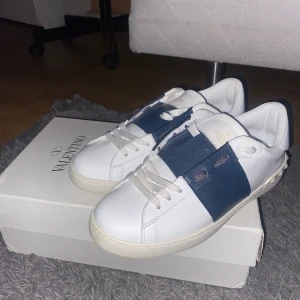 Valentino Garavani skor - Använa en gång, jättesköna och fina skor till sommaren! Fick dessa i födelsedagspresent så därav priset. Skriv gärna om du har någon fråga mvh Tim 😊