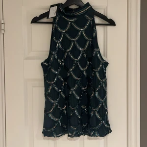 Festtopp - Säljer denna festtoppen från Y.A.S Den är helt oanvänd och har lappen kvar. Orginalpris är 1099kr men säljer för 499. Är dock öppen för bud🤗