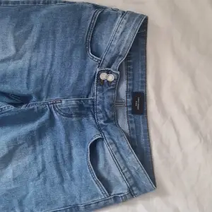 Hejsan alla! Säljer dessa jätte fina vero moda jeans pga att dom är för små för mig så dom ligger bara i min låda och typ ruttnar. Dom är använda 1 gång och har inga skador på sig🫶🏼 SKRIV PRIV INNAN NI KÖPER! Och även för mer bilder!
