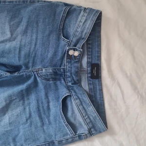 Vero moda jeans!! - Hejsan alla! Säljer dessa jätte fina vero moda jeans pga att dom är för små för mig så dom ligger bara i min låda och typ ruttnar. Dom är använda 1 gång och har inga skador på sig🫶🏼 SKRIV PRIV INNAN NI KÖPER! Och även för mer bilder!