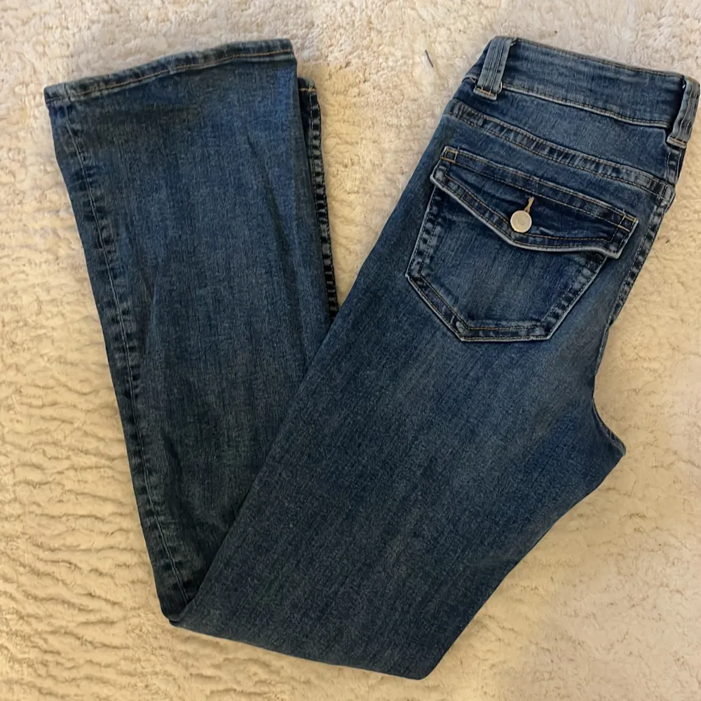 Super fina jeans från Gina, jag är 167 och de passar mig bra i längden. Säljer då de inte kommer till användning längre. Tröjan säljs på min plick! Skriv för mått eller fler bilder💞. Jeans & Byxor.