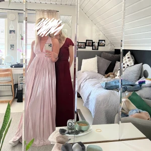 Balklänning - Jättefin rosa balklänning, tar emot lite att sälja den, den går ända ner till golvet på mig som är 170 men den går att ta upp om man skulle önska! Endast använd 2 gånger och i gott skick! Nypris 1600