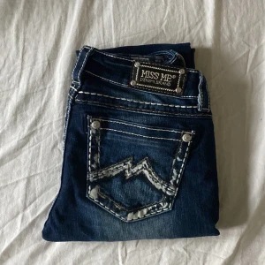 Miss me jeans - Miss me jeans i storlek 28, modellen är skinny. Jeansen är i nyskick och tvättas innan jag postar dem! Om du undrar något kan du fråga🩷