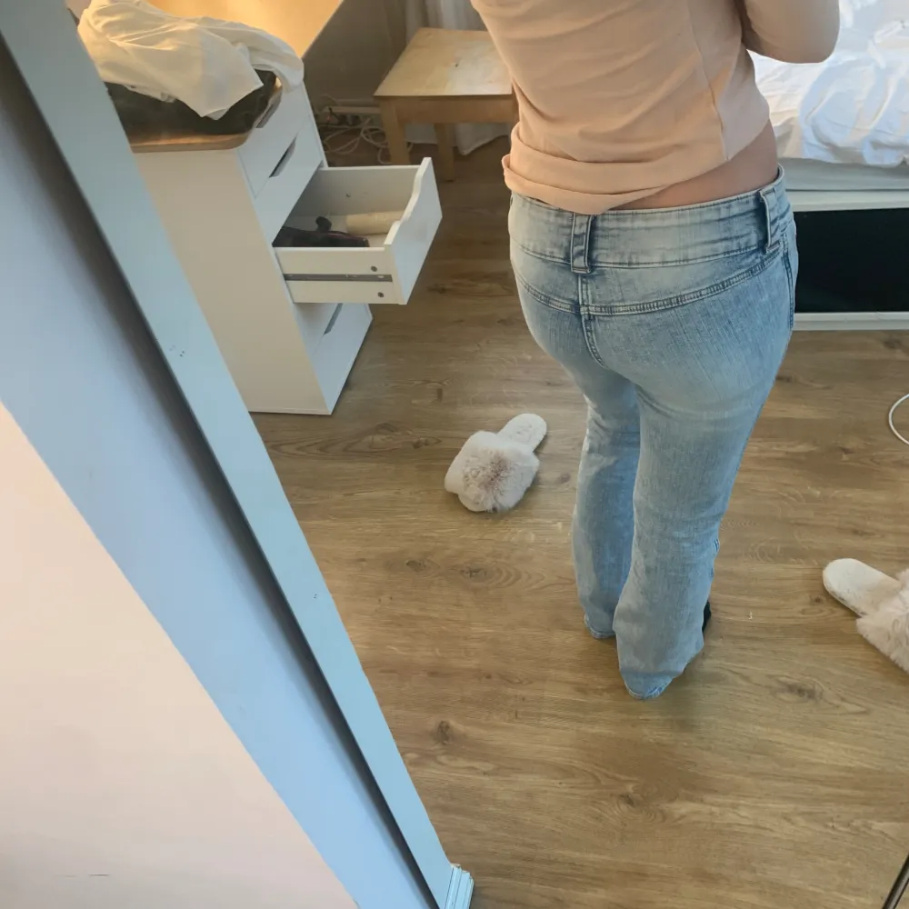 Jättefina jeans från hm i bra skick! 💕  Har inga fickor vilket är en jättecool detalj!!!. Jeans & Byxor.