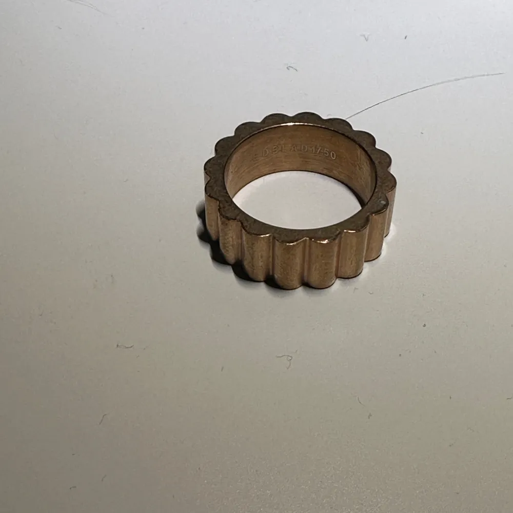 En superfin guldig ring från Edblad . Accessoarer.