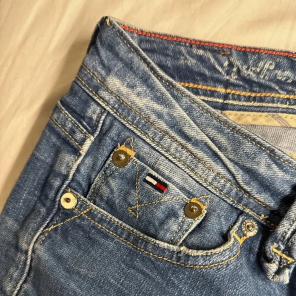 Low waist från Tommy Hiftiger, passar xs-s. . Jeans & Byxor.