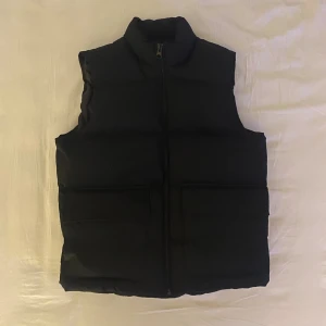 Väst - Väldigt snygg väst från Zara. Västen är i stolek M och är knappt. Pris kan diskuteras skriv vid frågor.