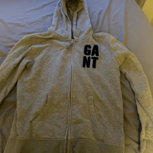 Grå Gant kofta  - Grå gant kofta, normal i storleken, använd ett fåtal gånger 