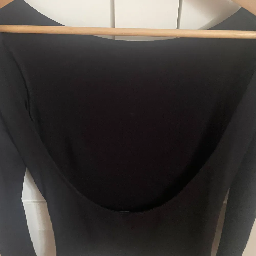 Tunn svart tröja med öppen rygg från vero moda Använd 2 gånger, men kommer inte till användning 💕strechigt matrial och bra kvalitet nypris är runt 200. Tröjor & Koftor.