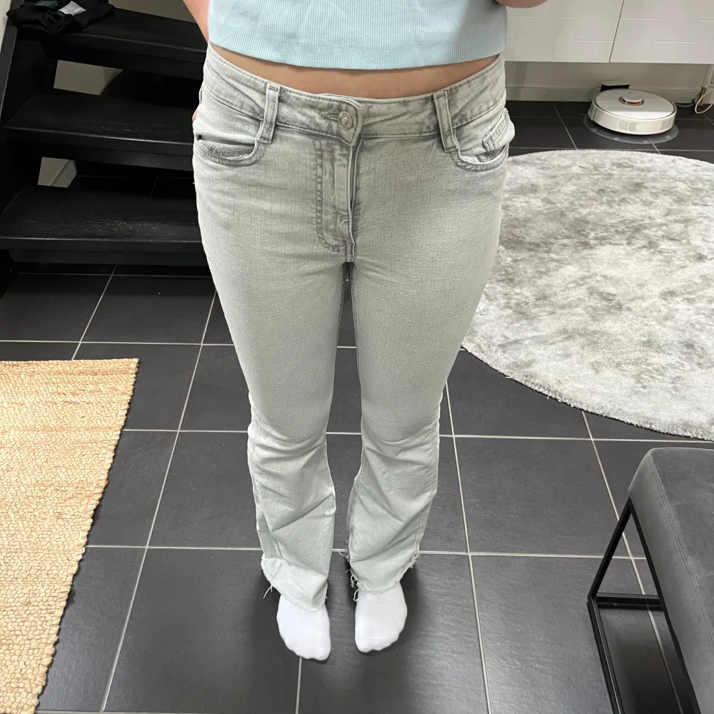Snygga gråa low waist jeans säljes. Jeans & Byxor.