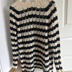 Stickad från zara - Superfin hålstickad tunika/klänning från Zara. Använd ungefär 3 gånger så därför väldigt fint skick! 🩷🌺