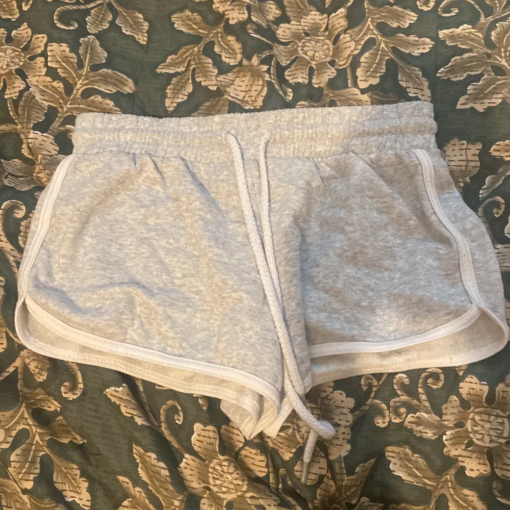Sköna mjukis shorts i storlek xs. Från affären garage, finns i usa och liknar Pull& bear. Nästan aldrig använda . Shorts.