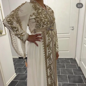 Klänning - En vacker marockansk klänning (kaftan) som endast använts vid ett tillfälle och har inga skador eller liknande. Den är justerbar så den passar alla kroppsformer. Hör gärna av dig vid intresse.