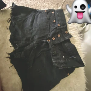 Jeansshorts  - Jättefina jeans shorts som jag klippte och fixade lite själv. Ingen fel på de och har använt de kanske 3 gånger bara🥰