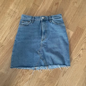 Superfin jeanskjol från Monki -  Säljer då den inte passar mig längre, köparen betalar för frakt! Nypris 300kr