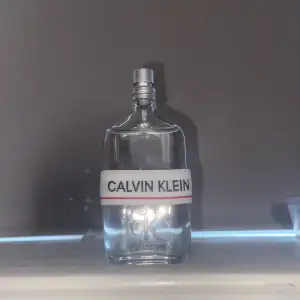 Säljer en väldigt god Calvin Klein parfym som passar bra till sommaren/träning/skola. Det är 50ml i flaskan. Råkade få en för mycket när jag beställde den från en sida så säljer den billigt. Byttes är möjligt 