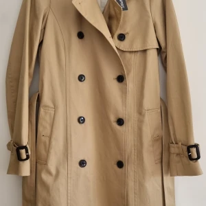 Helt ny Trenchcoat  - Helt ny och oanvänd trenchcoat från Esprit. Den säljer för 1599 idag hos Esprit. 