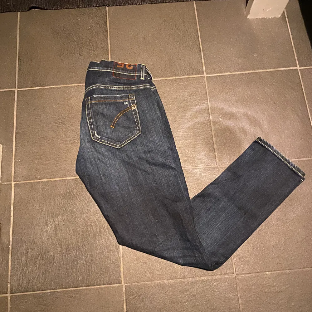 Mörkblå Dondup George storlek 34 passar mindre👍. Jeansen är knappt använda därför väldigt bra skick. Vid funderingar tveka inte på att höra av dig . Jeans & Byxor.