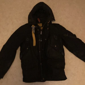  Jacka  -  Alltid bra med jackan men det är lite konstigheter med långa bandet det fram det sitter inte fast så bra man måste sy eller tejpa den och två fickorna som där fram är sönder