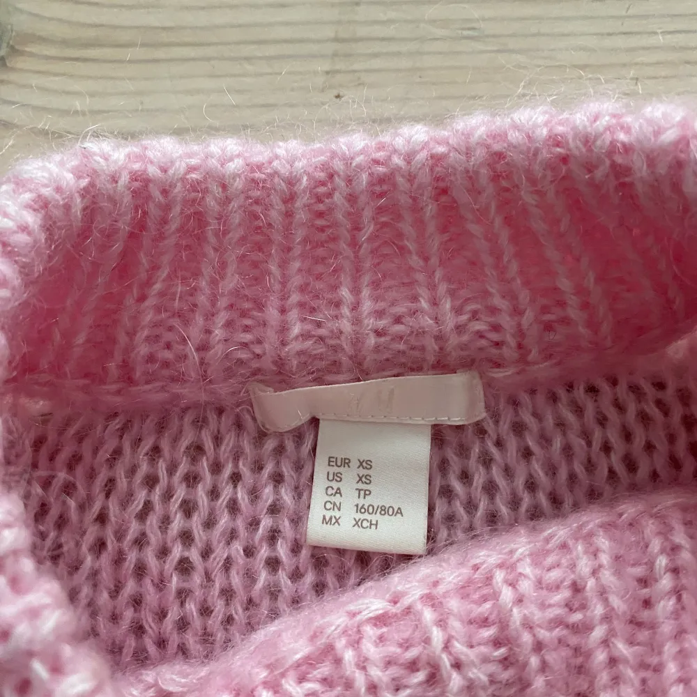 Supersöt rosa stickad tröja från HM som nt säljs längre, svår att få tag på!! 🙌 Superbra skick! Första två bilderna är lånade . Stickat.