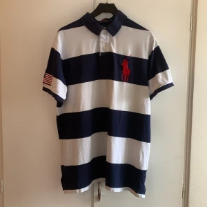 Polo Ralph Lauren Piké  - En Randig Ralph Lauren piké som är i användt men fint skick. Denna piké är perfekt in för våren och sommaren. Nypris ligger mellan 900-1500kr.  Storleken är XL i barn men passar S i vuxenstorlek.