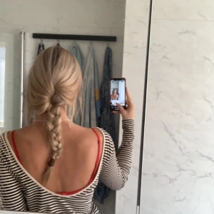 Tröja med öppen rygg - Säljer min tröja med öppen rygg för att jag inte använder den längre. Den är i ganska nytt skick. Frakt tillkommer 💕
