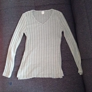 Grön Tröja - Oanvänd tröja från shein. Säljer pga att jag fick den men inte har användt den. Storlek 11( passar 11 åringar). Den är typ mint grön. 