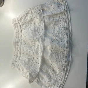 Gullig kjol  - Säljer denna kjol från zara. Bra skick använts några gånger. Är shorts under kjolen 