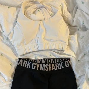 Sport bh och shorts - Sport bh från nvgtn & shorts från gymshark, shortsen är lite noppriga på sidorna men går att få bort