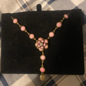 Fint halsband  - Kedjan är typ brun så därför är den så mörk 