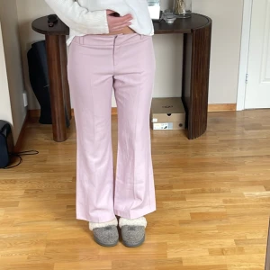 Rosa kostymbyxor  - Byxor från New look, tyvärr för korta för mig😓färgen syns bäst på första bilden💕jag är 177cm midjemåtte: 43cm Innerben: 73cm