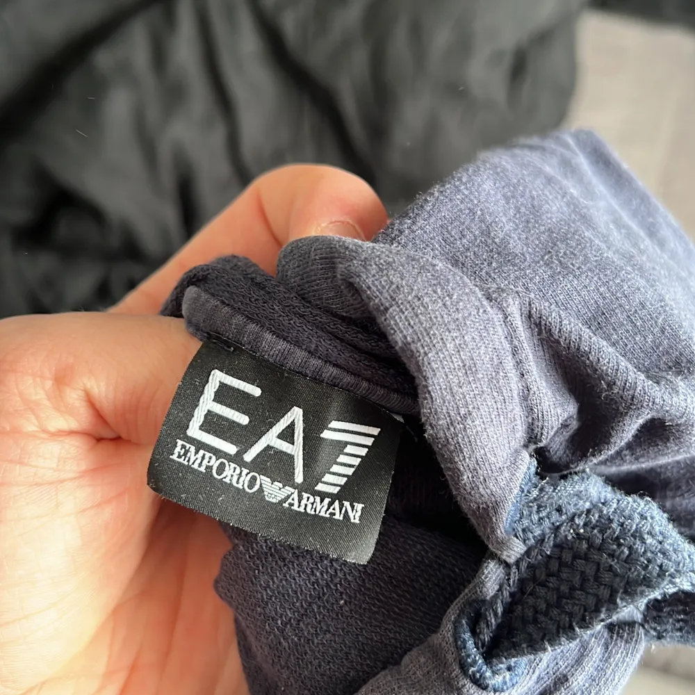 En fin EA7 hoodie som knappt är använd men legat i min garderob ett bra tag. Hoodies.