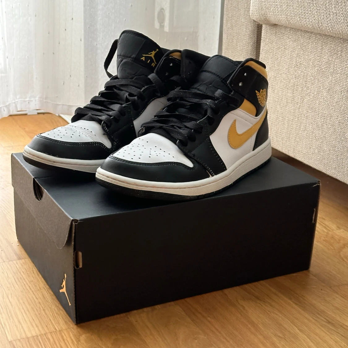 Nike Air Jordan 1 Mid Pollen - 90