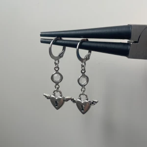 Diamond hearty - Fina örhängen jag har gjort🩷 finns bara i silver. 45kr för ett par och 25kr styck.