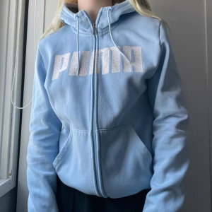Ljusblå puma ziphoodie  - Nu säljer jag min pumahoodie i denna jättefina ljusblå färgen då den inte kommer till användling längre. Den är använd men har inga skråmor, väldigt fint skick. Jag har vanligtvis S eller M pp tröjor och denna sitter bra på mig.💙