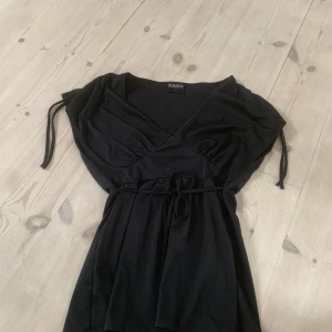 Svart klänning - Aldrig använt på grund av att den är för stor för mig, kan användas som klänning men också som en tröja beror på vad ni känner 