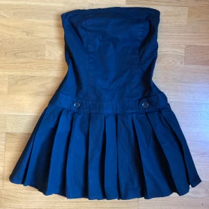 söt kort svart klänning - bra skick, välldigt söt sitter tight o fint i midjan och blir välldigt utsvängd med den fylliga kjolen