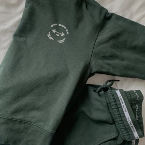 Mjukisset - Ett set från Björn Borg i mörkgrön färg, det är i bra skick och true to size🩷 storlek S på båda delarna