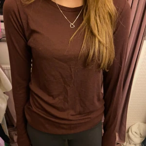 Långärmad tröja - KappAhl - Långärmad tröja från KappAhl Färgen är mer lilaaktig i verkligheten  Skriv för bättre bild 