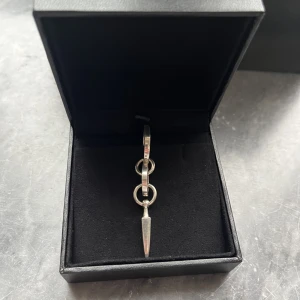 Maria Nilsdotter  - Säljer detta jättesnygga och populära örhänge för 2200kr jättebra skick och ingår påse,box. Kan diskutera priset vid snabbafär. Lägger upp igen❤️