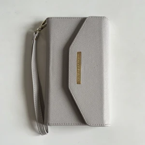 Ideal of sweden skal💘 - Säljer detta skal från ideal of sweden! Nypris ca 400 kr. Litet skav på framsidan se bild 1🌷innerskal medföljer 💘skriv privat för frågor!