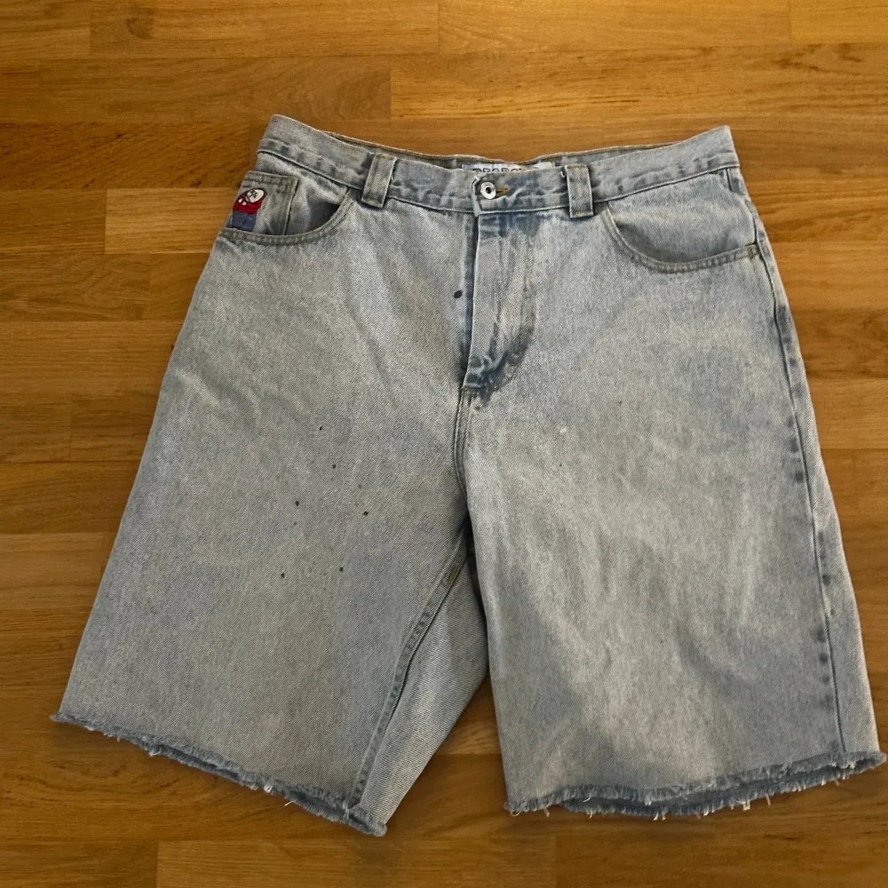 Köpta för 1300 på junkyard som jeans, klippte till shorts själv!  Perfekta för sommaren!  . Jeans & Byxor.