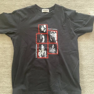 Saint Laurent  - Säljer denna riktigt laidback Saint Laurent t-shirten. Storlek M, kan skicka mått vid förfrågan. Tveka inte att höra av dig vid minsta fundering! Toppen skick inga hål eller slitage! Perfekt nu till sommarn