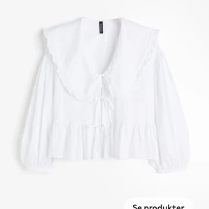 H&M bluse - S - ag letar efter denna blus/skjorta från H&M, Divided. Jag är villig att betala premie. Söker storlekar xs - l. Kontakta mig gärna om du vill sälja blusen.