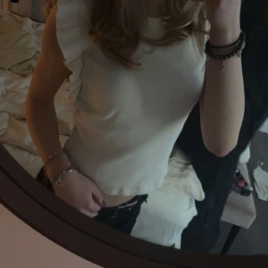 Vit volangtröja  - Supersöt vit och kortärmad tröja med volangaärmar. Inga fläckar, bara använt under en sommar och sitter bra. 💕 Har gått upp lite vid sömnen i armhålan, men det är inget som syns eller stör överhuvudtaget och tröjan sitter fortfarande exakt lika bra.💗