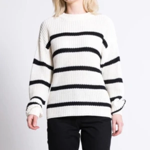 Stickad tröja - Stickad randig tröja från lager 157 Oversized i modellen  