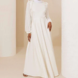 Maxi studentklänning - Studentklänning Storlek 40 i helt nytt skick Säljs eftersom den inte passade och det gick inte att returnera.