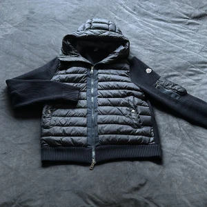 Moncler cardigan  - Säljer nu min jacka då jag inte använder den längre och vill bli av med eftersom den aldrig kommer till användning. års modellen är 2021. Hör av er för mer info