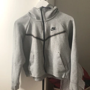 Niketech  - Säljer denna tjej nike techen mellan 500-400kr. Väldigt bekväm kanske inte lika lång som kill nike techen men ändå jätte skön och bekväm. Och den är inte överdrivet kort❤️❤️